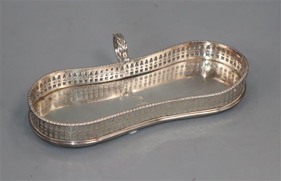 A George III silver mounted snuffers tray by Robert Hennell, London, 1774, 19.8cm.